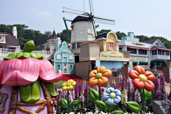 everland-holland-village-windmill-flower-garden