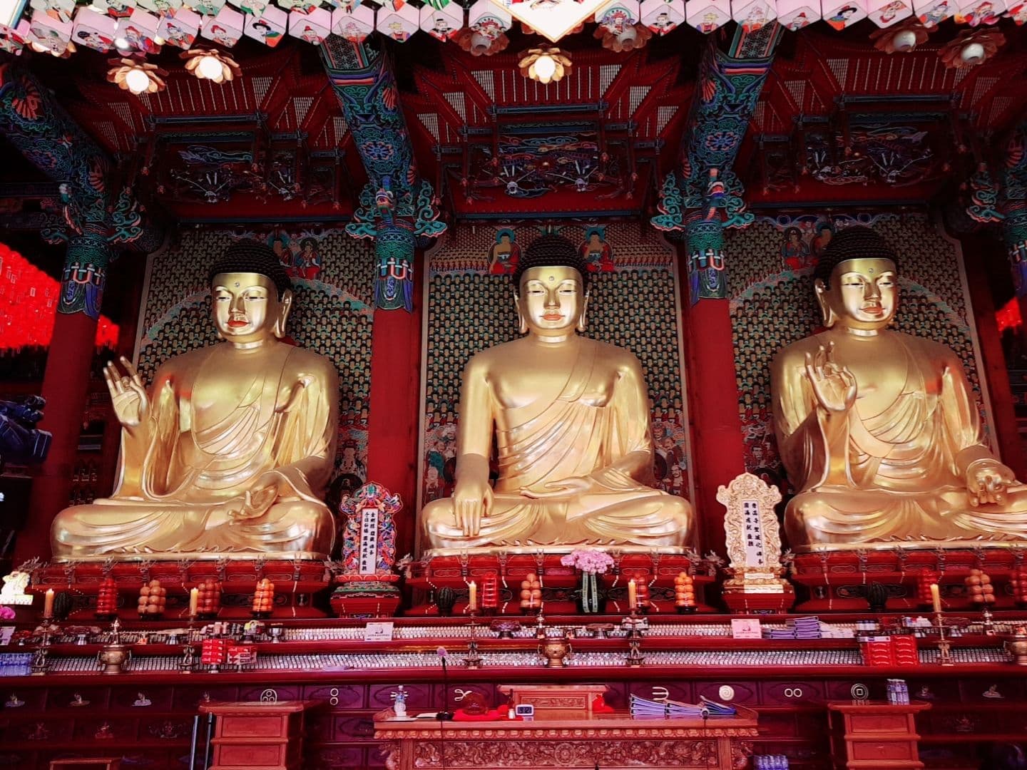 jogyesa-temple-interior-golden-buddha-statues