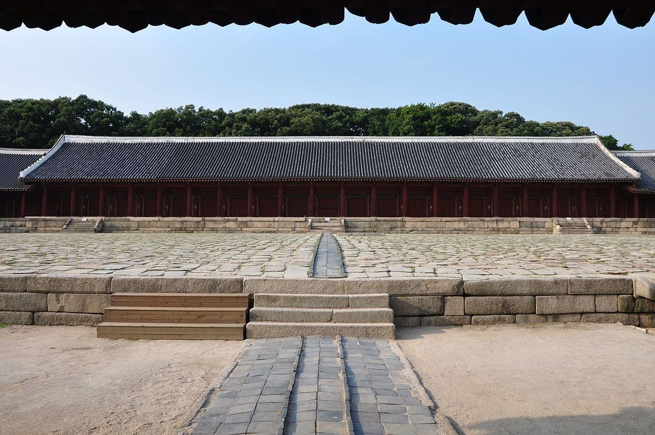 jongmyo-shrine-jeongjeon-frontal-view-stone-path