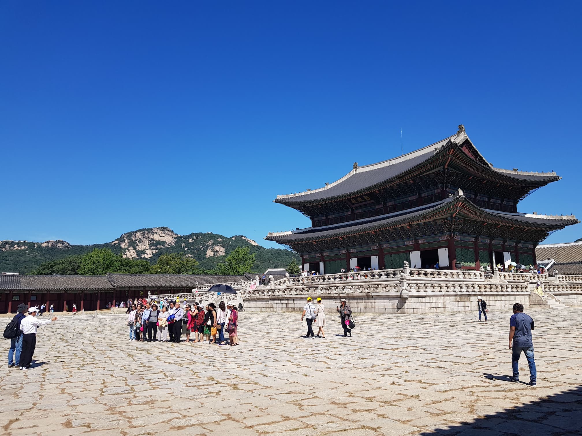 gyeongbokgung-palace-geonjeongjeon-hall-seoul-tour
